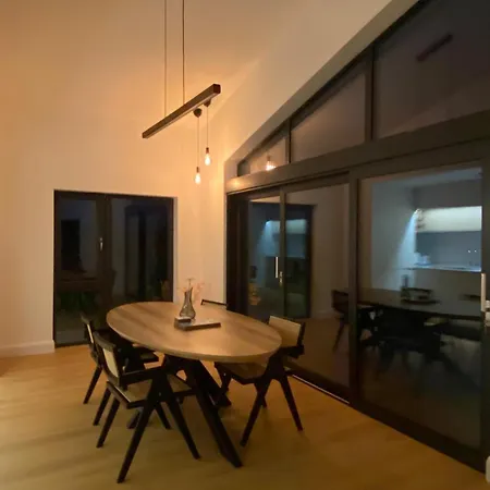 Ardmores Contemporary House * Sluggera